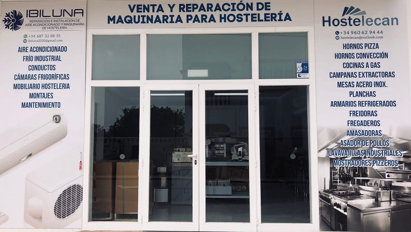Equipo de Hostelecan trabajando en maquinaria de hostelería