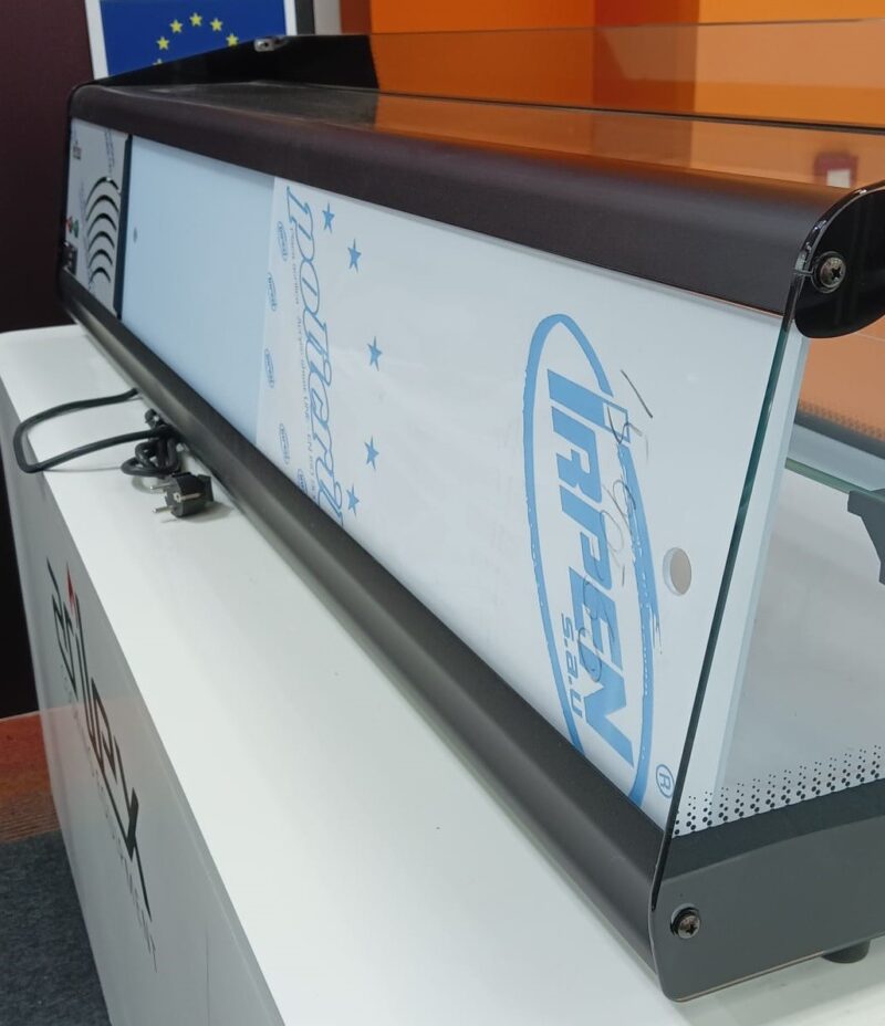 Cierre trasero con puerta corredera plexi para vitrina NEUTRA TRIPLE 15