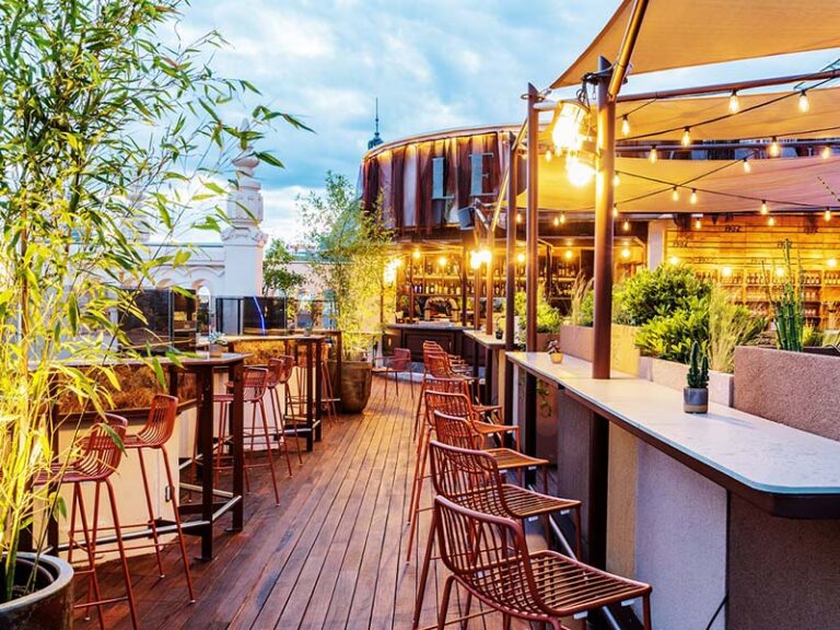 Renovación de terrazas para hostelería: Cómo modernizar y adaptar tus espacios exteriores para atraer más clientes Renovación de terrazas para hostelería: Cómo modernizar y adaptar tus espacios exteriores para atraer más clientes